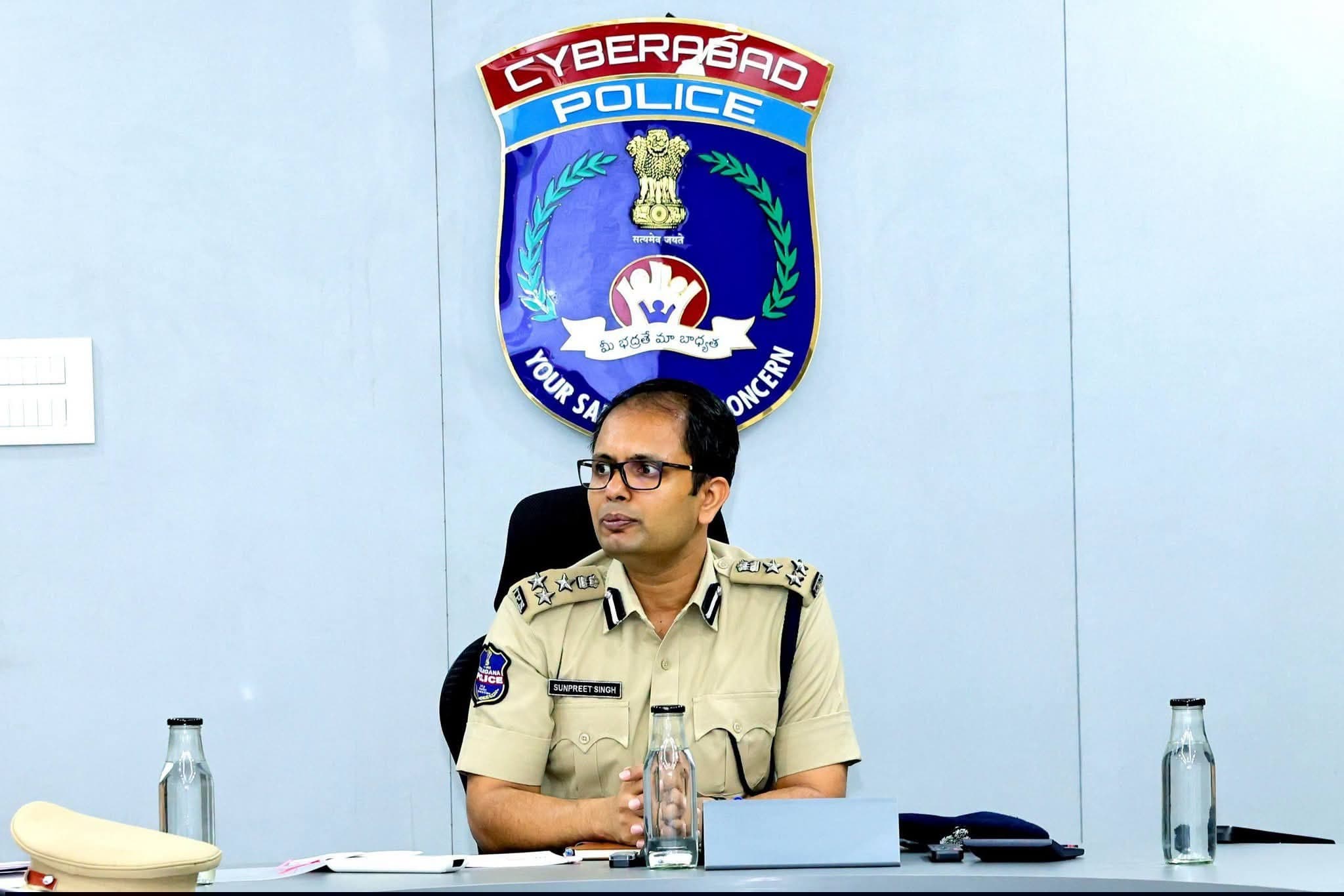 సైబరాబాద్ ట్రాఫిక్ వ్యవస్థపై సమీక్ష సమావేశం - Udayam Digital