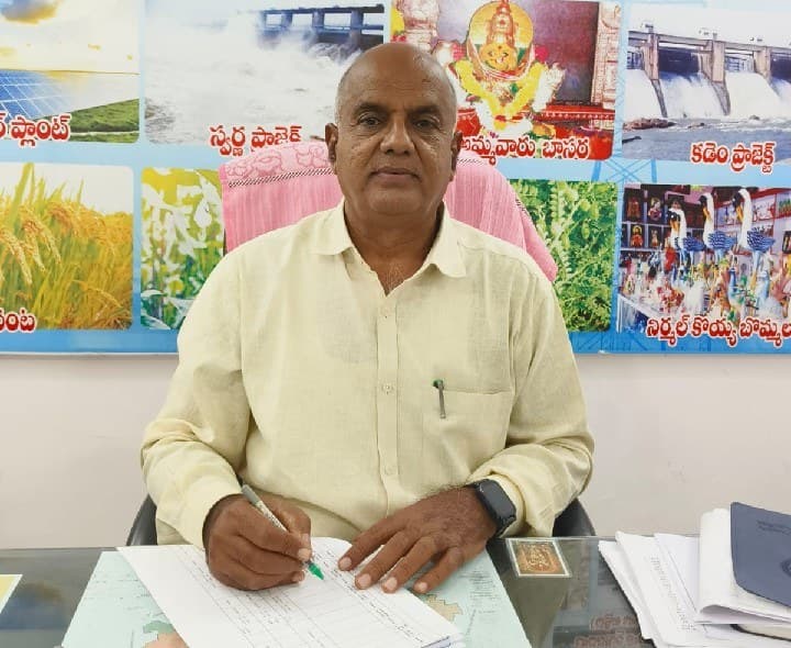 నిర్మల్ విద్యుత్ శాఖ కార్యాలయంలో కంట్రోల్ రూమ్ ఏర్పాటు ఎస్ ఈ ఎ.రమేష్ - Udayam