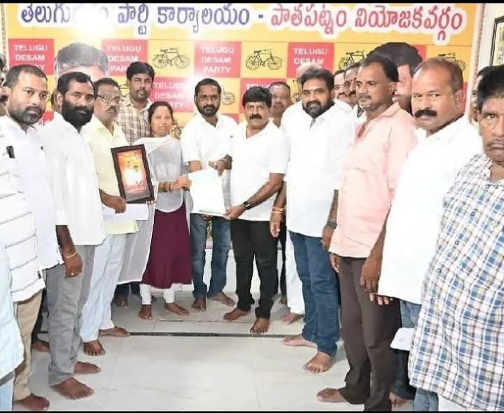బాడీమర్రిలో సీఎంఆర్ఎఫ్ చెక్కు అందజేత - Udayam