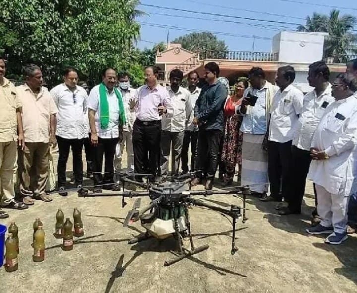 డ్రోన్తో కషాయం పిచికారి - Udayam