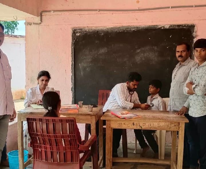 విద్యార్థులకు వైద్య పరీక్షలు - Udayam