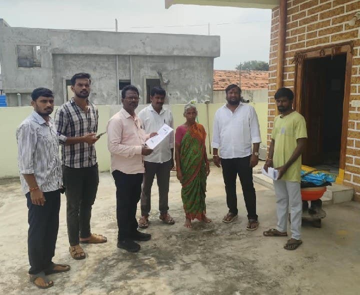 దమ్మన్నపేటలో పింఛన్ల దరఖాస్తుల పరిశీలన - Udayam