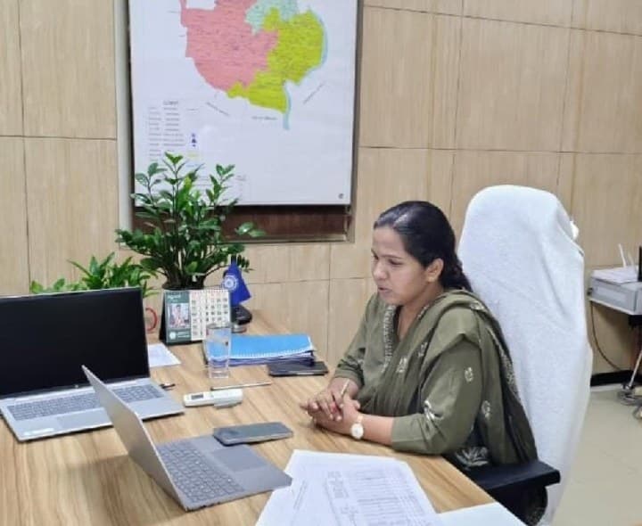 రైతులకు పట్టాదారు పాస్‌బుక్‌ల జారీ వేగవంతం: జేసీ కల్పశ్రీ - Udayam