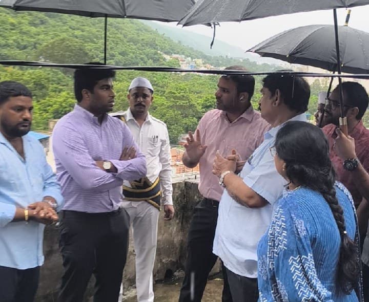 కొండచరియలు విరిగిపడిన ఘటన స్థలాన్ని పరిశీలించిన ఎమ్మెల్యే - Udayam