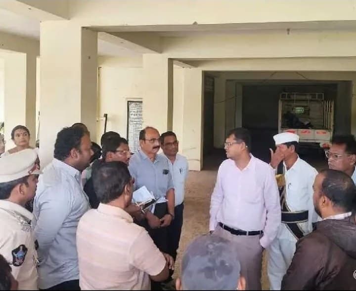 తుఫాన్ షెల్టర్ను పరిశీలించిన కలెక్టర్ - Udayam