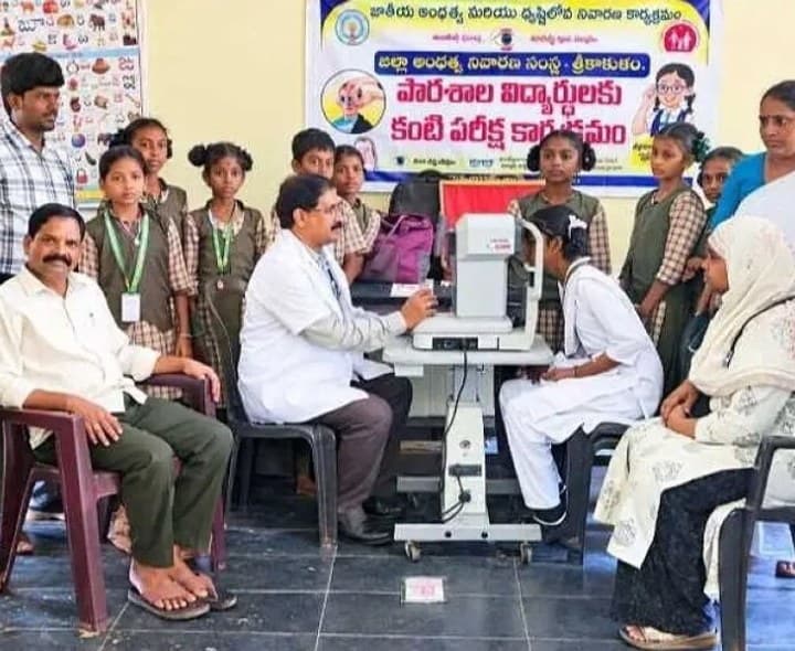 సంతబొమ్మాళిలో 405 మంది విద్యార్థులకు కంటి పరీక్షలు - Udayam
