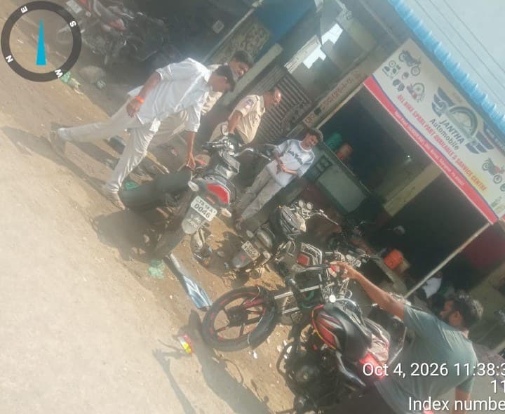 రోడ్డుకు మధ్యలో వాహనాలు పెట్టొద్దు: కుబీర్ ఎస్సై - Udayam