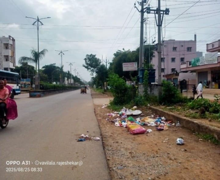 రోడ్డుపై పేరుకుపోయిన చెత్త చెదారం
