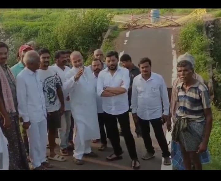 ధ్వంసమైన వంతెనను పరిశీలించిన సీతారాం, దువ్వాడ