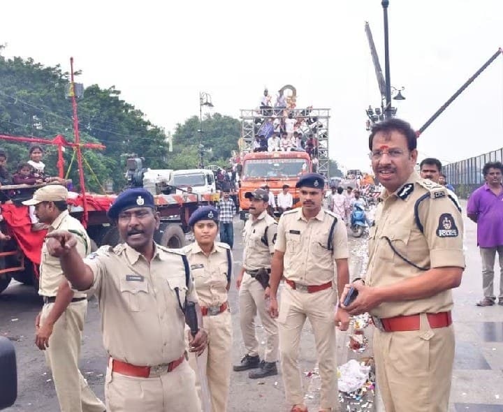 ట్యాంక్‌బండ్‌పై నిమజ్జన ఏర్పాట్లను పరిశీలించిన సీపీ సజ్జనర్