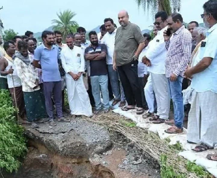కోతకు గురైన రహదారి పరిశీలన - Udayam