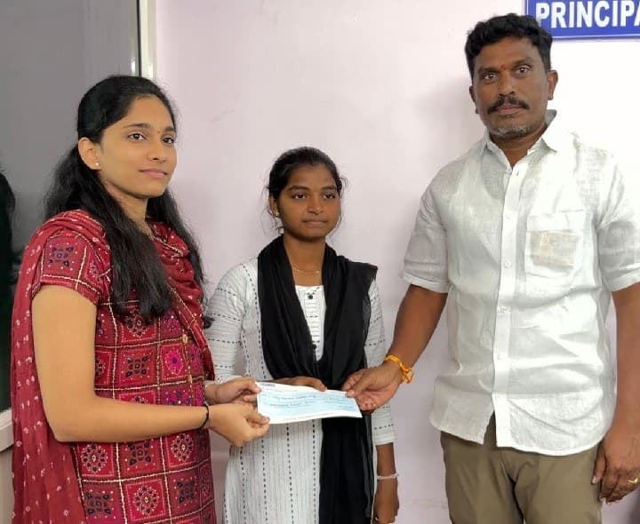 అనాథ విద్యార్థినికి రూ.65 వేల విద్యా సాయం - Udayam
