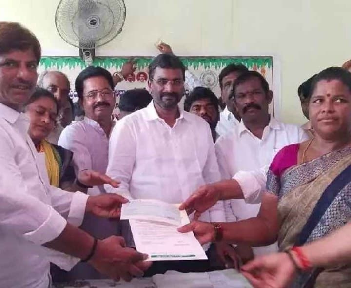 చిన్నారి వైద్యం కోసం CMRF. చెక్కు అందజేసిన MLA - Udayam