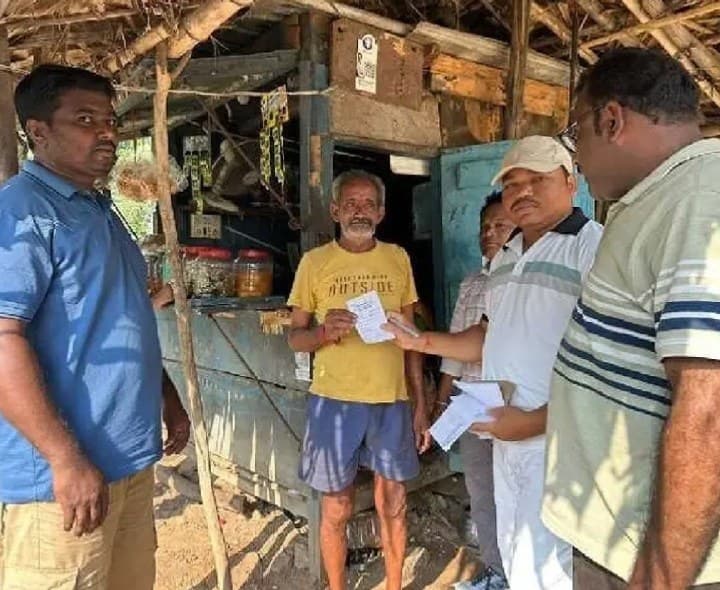 ప్లాస్టిక్ వినియోగిస్తున్న షాపులకు జరిమానా - Udayam