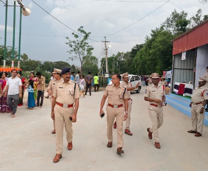 బేబీ పాండ్‌లో నిమజ్జన ఏర్పాట్ల పరిశీలన - Udayam