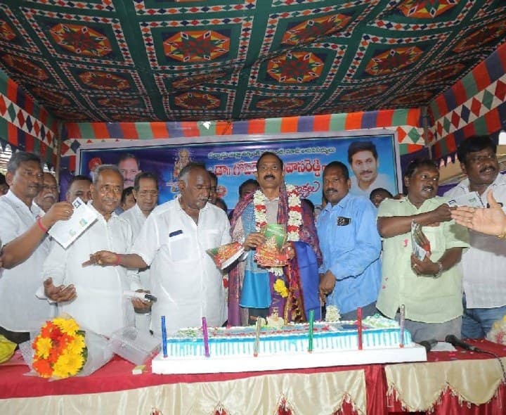 ఘనంగా శ్రీనివాస్‌రెడ్డి పుట్టిన రోజు వేడుకలు - Udayam