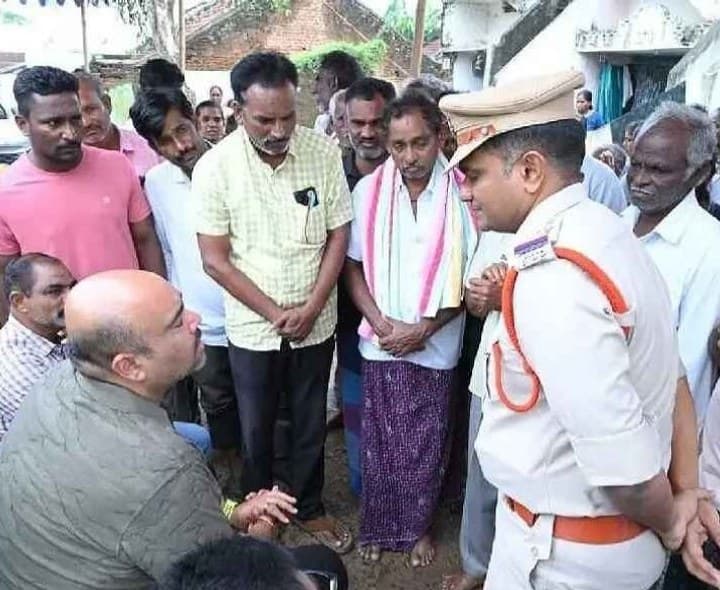 విద్యుత్ స్తంభం పడి మహిళ మృతి