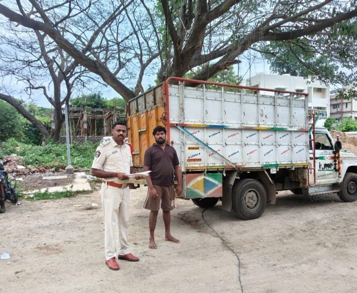 అనుమతుల్లేకుండా గోవుల తరలింపు - Udayam