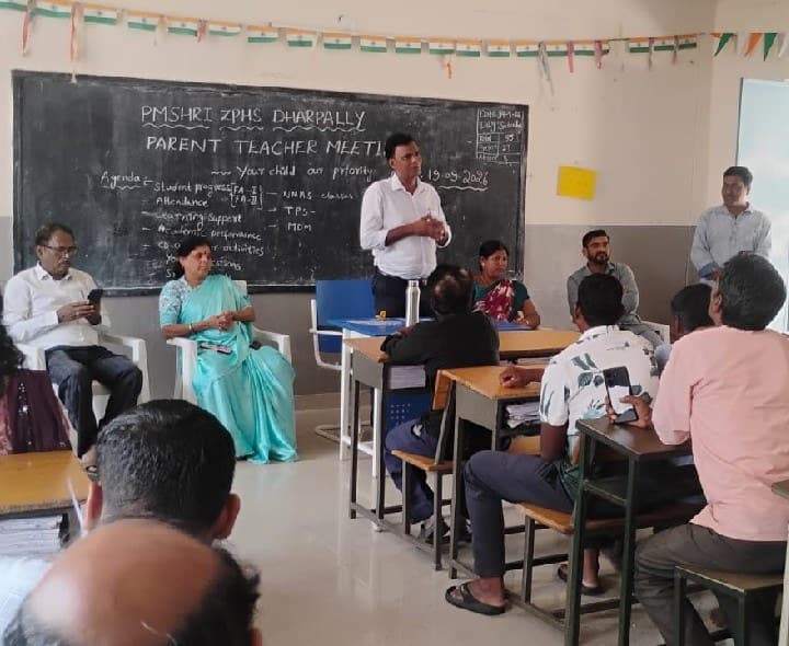 ధర్పల్లి జడ్పిహెచ్ఎస్ స్కూల్లో తల్లిదండ్రుల సమావేశం - Udayam