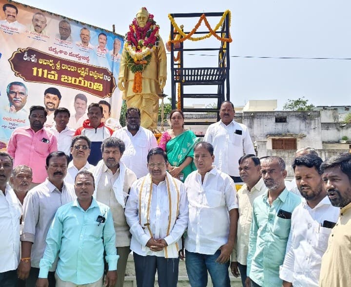 బాపూజీ త్యాగం భావితరాలకు ఆదర్శం - Udayam