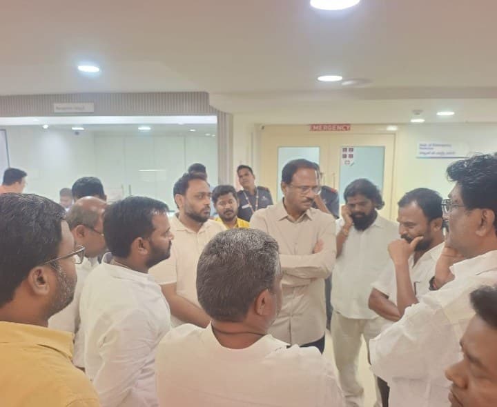 మాజీ మున్సిపల్ వైస్ చైర్మన్ సారిక రాంమోహన్ ను పరామర్శించిన మాజీ మంత్రి - Udayam