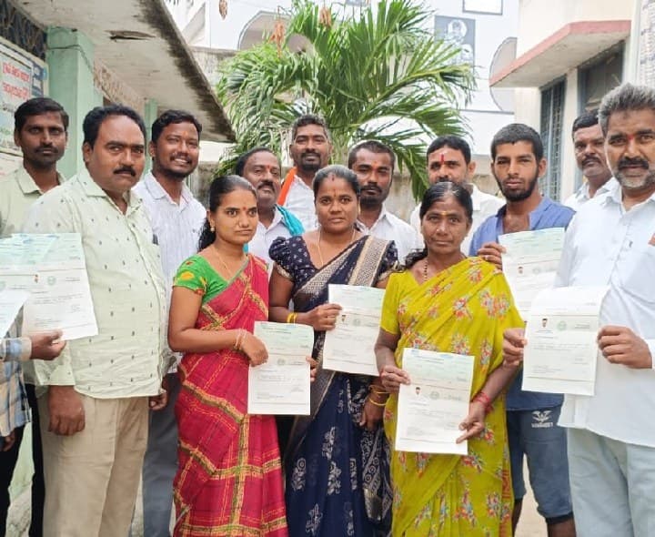 తుంపల్లి లో ముఖ్యమంత్రి సహాయని చెక్కులు పంపినీ - Udayam