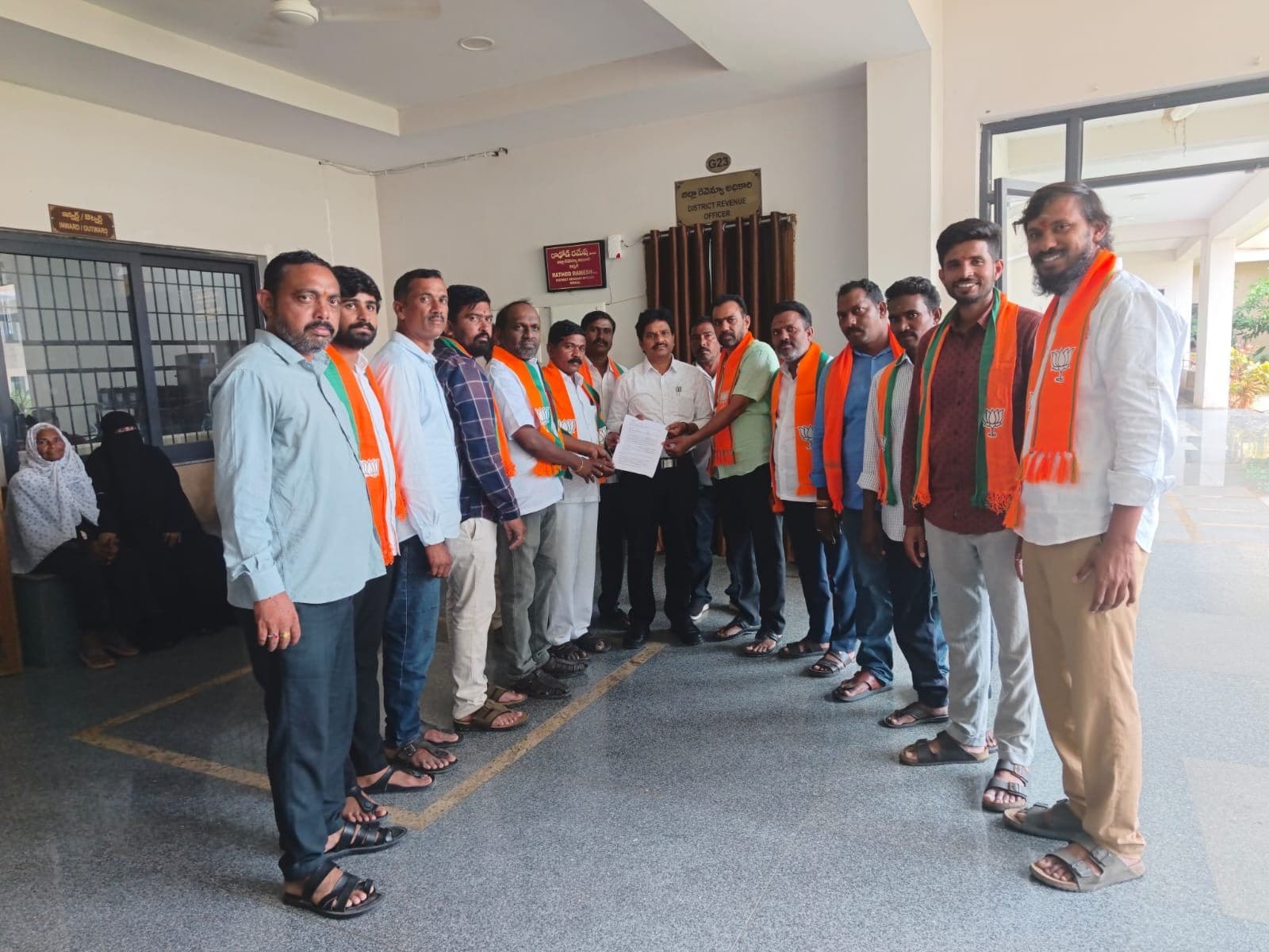 ప్రధానమంత్రి ఫసల్ బీమా యోజన పథకం అమలు చేయాలి