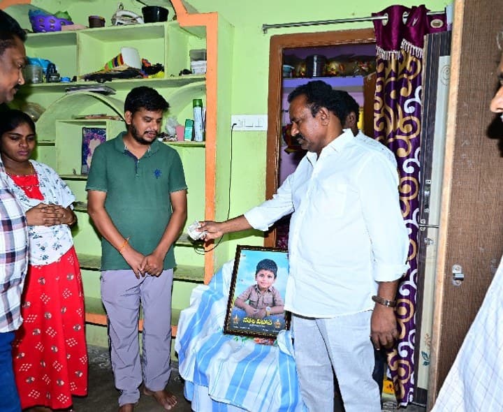 చిరుతపుడిలో మృతుడి కుటుంబాన్ని పరామర్శించిన ఎమ్మెల్యే - Udayam