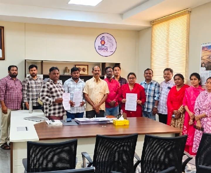 జడ్పీ ఉద్యోగులకు పదోన్నతులు - Udayam