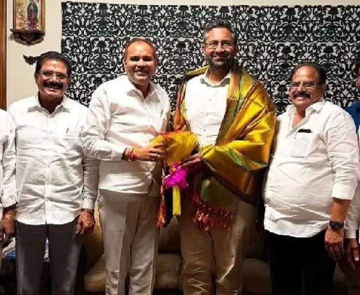 విశాఖ ఎంపీ భరత్తో చిన్న శ్రీను భేటీ - Udayam