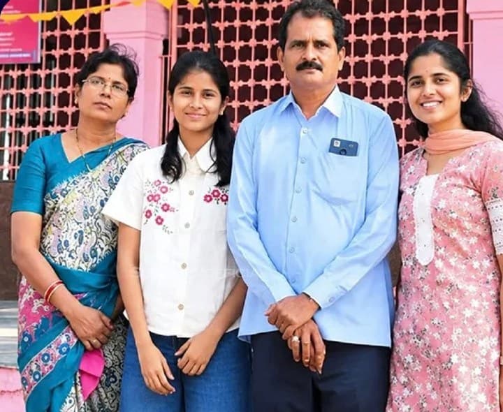 కూతుళ్ల విజయంతో తల్లిదండ్రులకు గర్వకారణం - Udayam