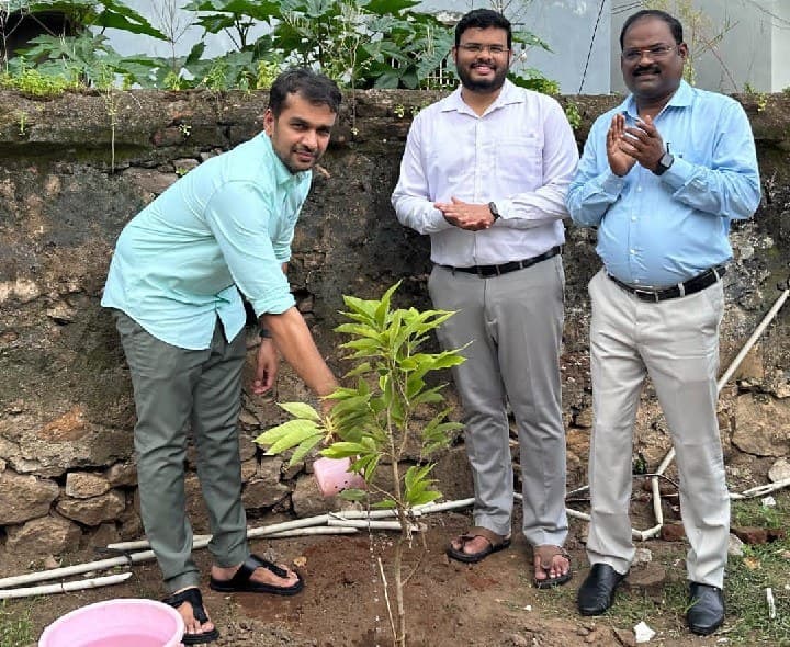 సేవా మేరా యోగ్ దాన్ కార్యక్రమంలో మెక్కలు నాటిన DCCB చైర్మన్ - Udayam