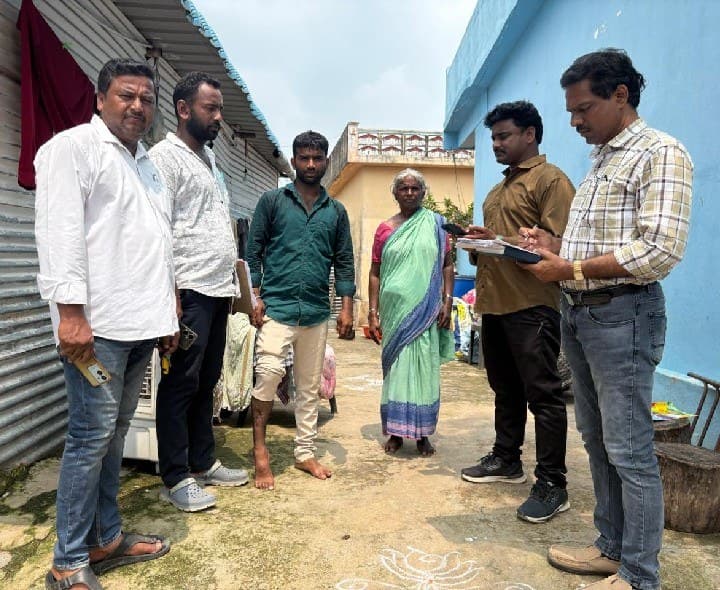 మండల కేంద్రంలో చేయూత పెన్షన్ దరఖాస్తుల పరిశీలన - Udayam
