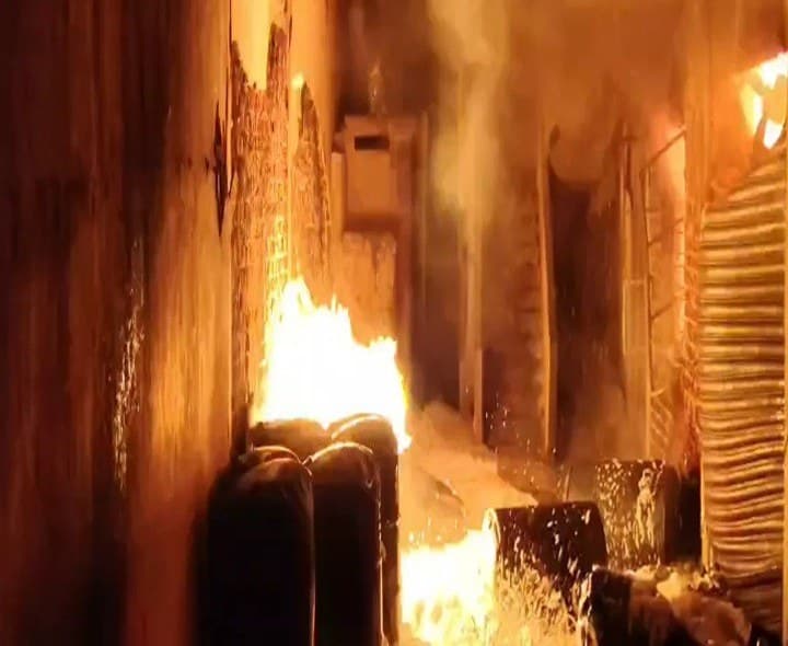 కూకట్‌పల్లిలో భారీ అగ్ని ప్రమాదం - Udayam