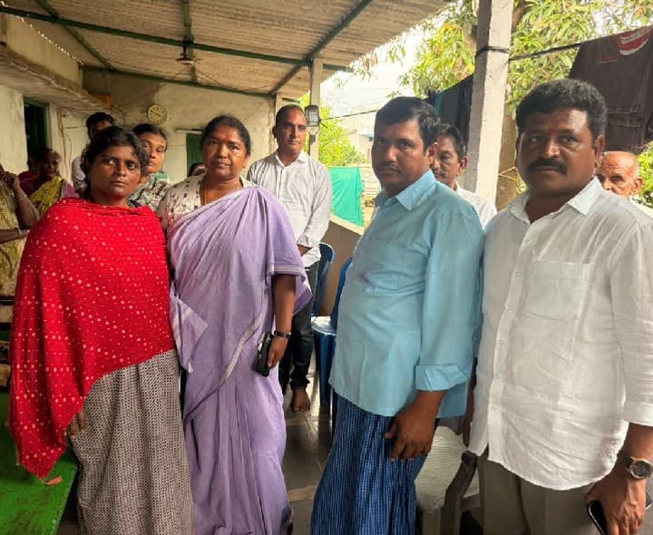 బాధిత కుటుంబానికి మంత్రి సీతక్క పరామర్శ - Udayam