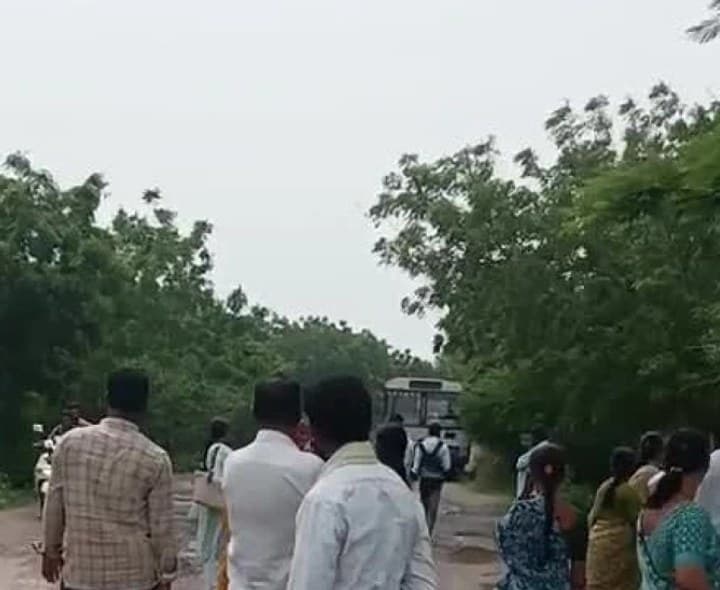 రన్నింగ్‌లో పేలిన బస్సు టైర్