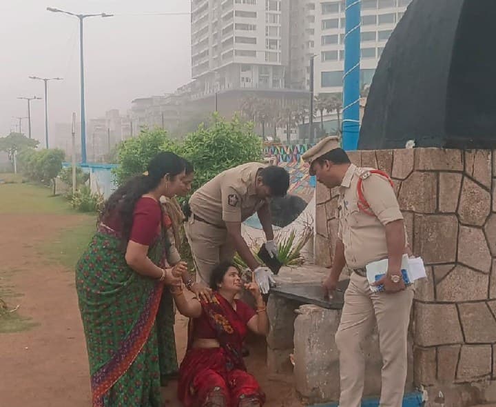 మహిళను రక్షించిన బ్లూ కోట్ కానిస్టేబుల్