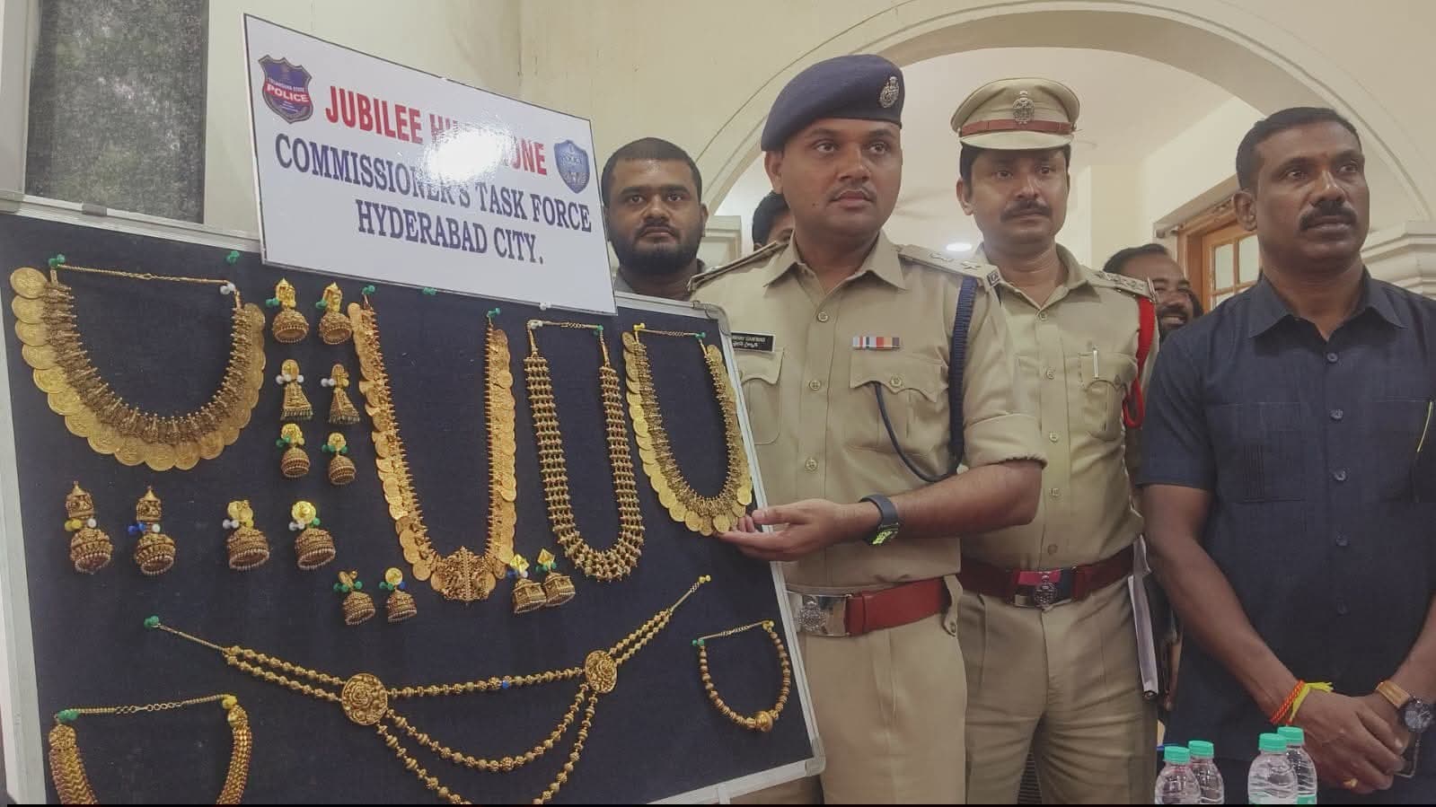 హైదరాబాద్: 1.028 కిలోల చోరీ బంగారం స్వాధీనం.. ఇద్దరు సోదరులు అరెస్ట్.