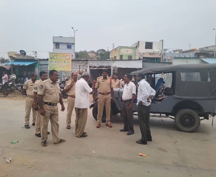 బస్టాండ్ లో పార్కింగ్ పై అవగాహన - Udayam