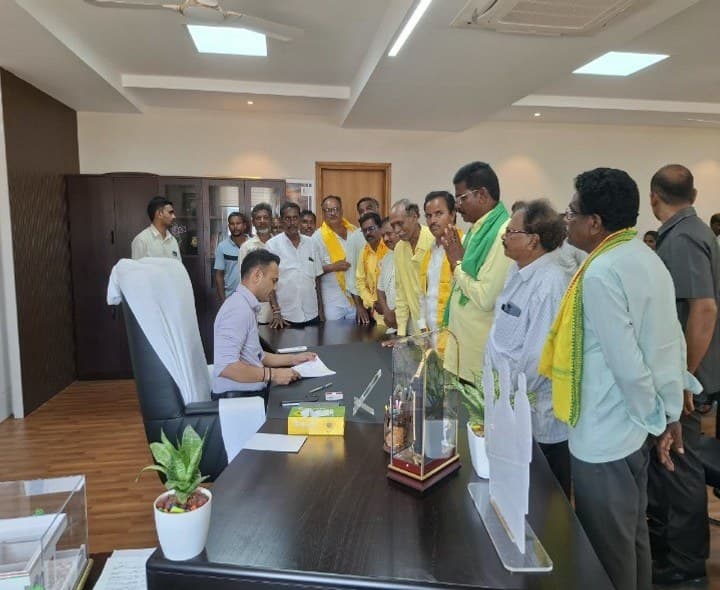 22ఏ భూముల సమస్య పరిష్కరించాలని వినతి - Udayam