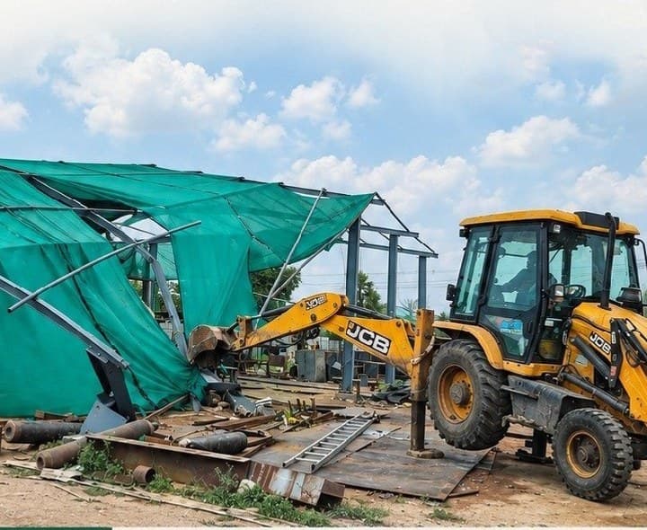 రాంపల్లిలో అనధికార వాణిజ్య షెడ్ తొలగింపు - Udayam