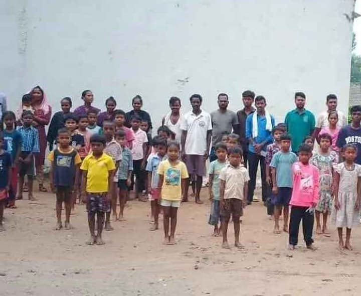 పాఠశాల భవనం లేక గిరిజన విద్యార్థుల ఇబ్బందులు - Udayam