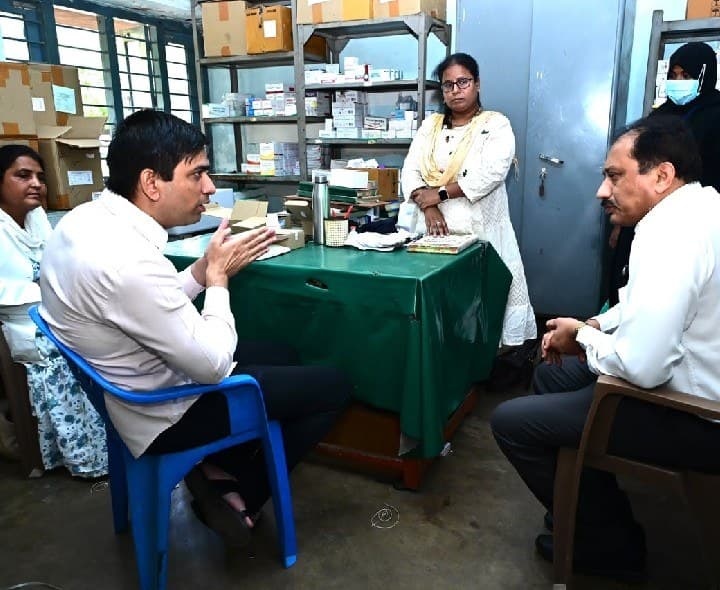 జిల్లా ప్రభుత్వ ఆసుపత్రిలో కలెక్టర్ ఆకస్మిక తనిఖీ - Udayam