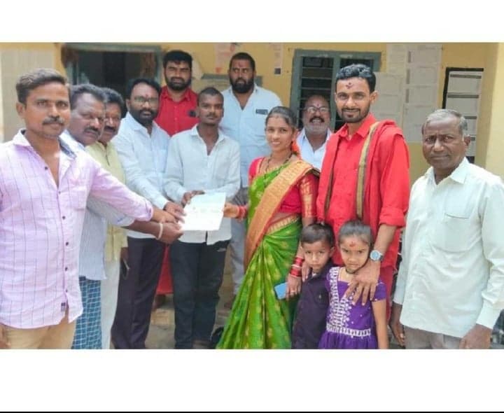 రూ.60 వేల సీఎంఆర్ఎఫ్ చెక్కు పంపిణీ - Udayam