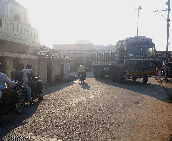 గ్రామాల గుండా భారీ వాహనాలతో ఇబ్బందులు - Udayam
