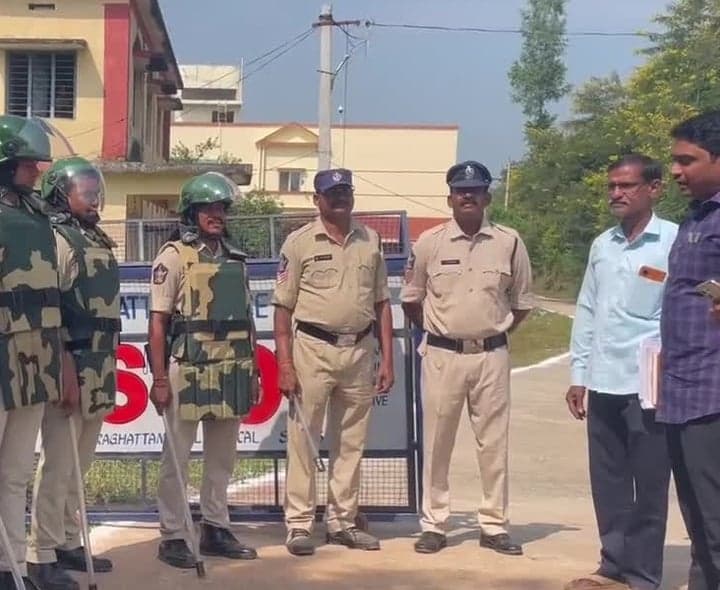 వీరఘట్టంలో నామినేషన్లకు పక్కా భద్రత - Udayam