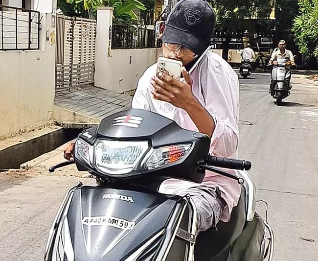 ఒక ఫోన్లో మాటలు.. మరో ఫోన్పై చూపు.. ప్రమాదకర డ్రైవింగ్ - Udayam