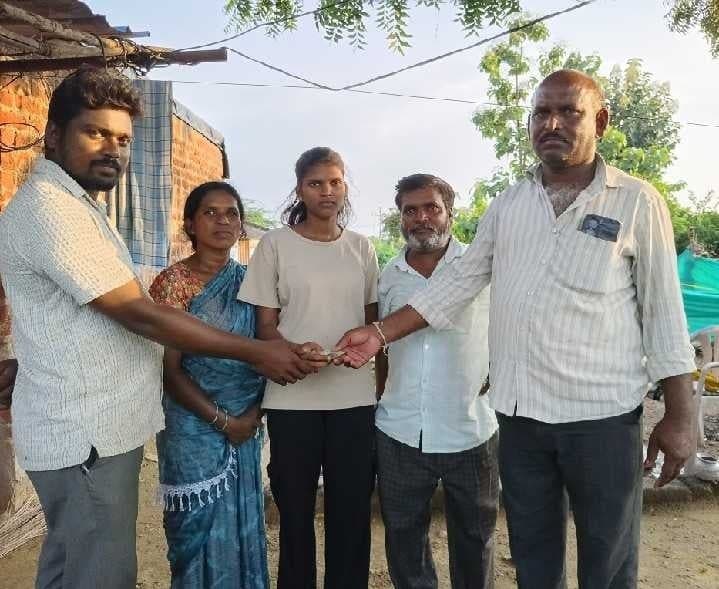 పేద విద్యార్థినికి రూ.25 వేల సాయం - Udayam