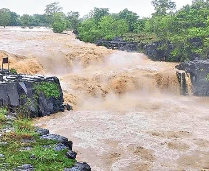 భారీ వర్షాలతో ప్రాజెక్టులకు వరద - gallery image 4