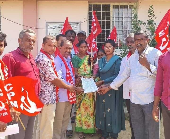 24 గంటల ఉచిత విద్యుత్ కోసం ధర్నా - Udayam